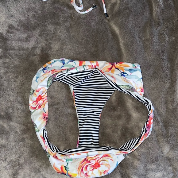 Cupshe Floral/Striped Reversible Bikini - Picture 3 of 4